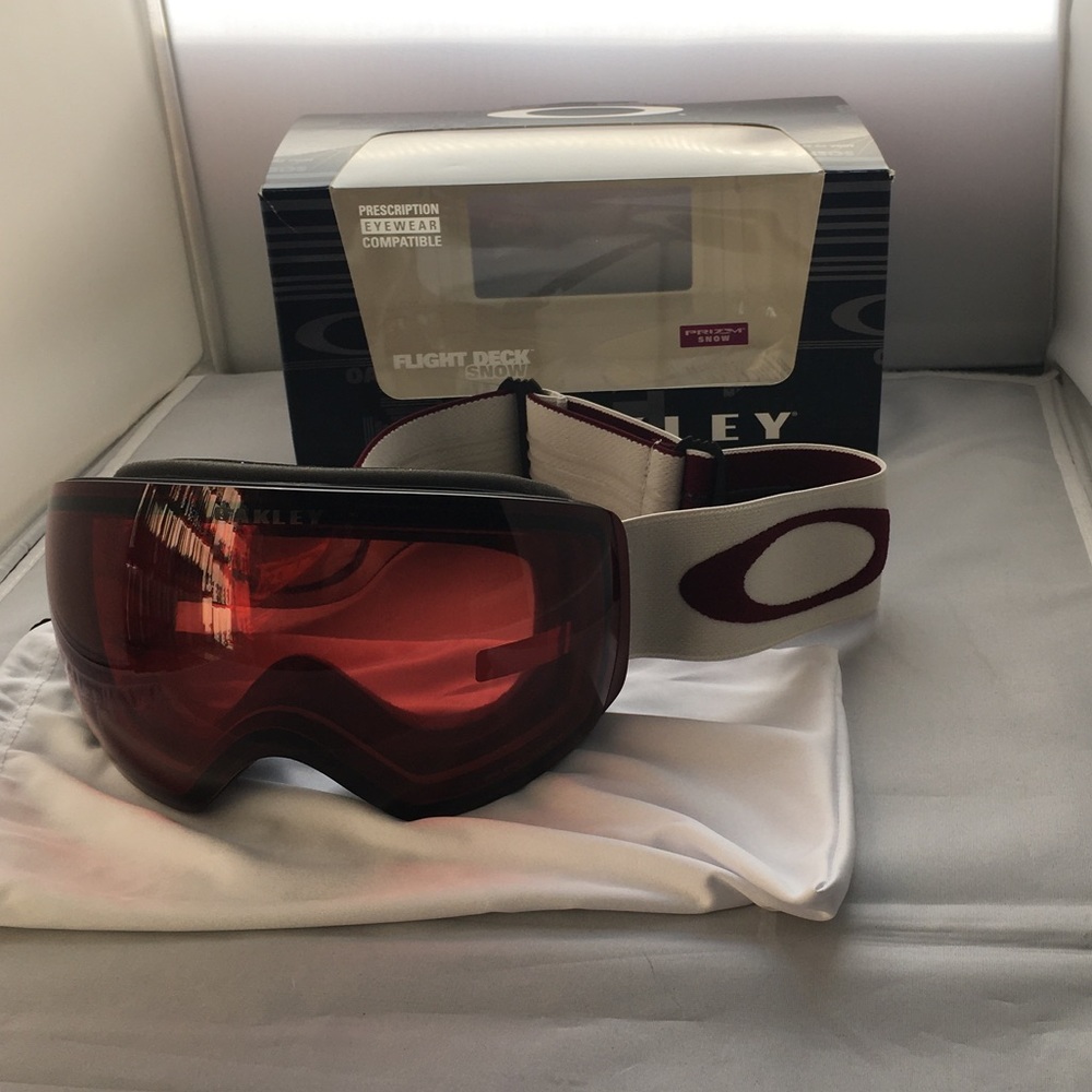 Brand new Oakley Flight Deck snow goggle.